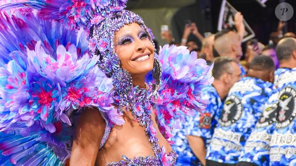 Sabrina Sato destaca corpo definido em fantasia de flor no Carnaval 2026 da Gaviões da Fiel
