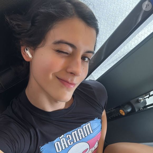 Ao anunciar a transição no início de 2025, Bella emocionou o público ao declarar: “Hoje, com todo carinho do mundo, me despeço do nome Zé Longuinho. Um nome que foi tão importante para mim, mas com o qual eu não me identifico mais. Chegou o momento dela, da Isabella”.