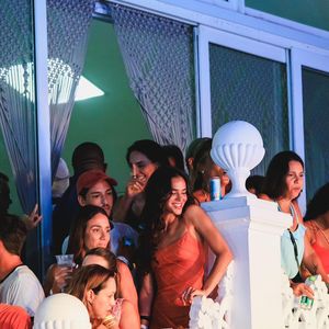 Bruna Marquezine mostrou que sua passagem por Salvador foi muito mais do que lazer ao marcar presença no tradicional Ensaio da Timbalada, no Candyall Guetho Square, no último domingo (18).