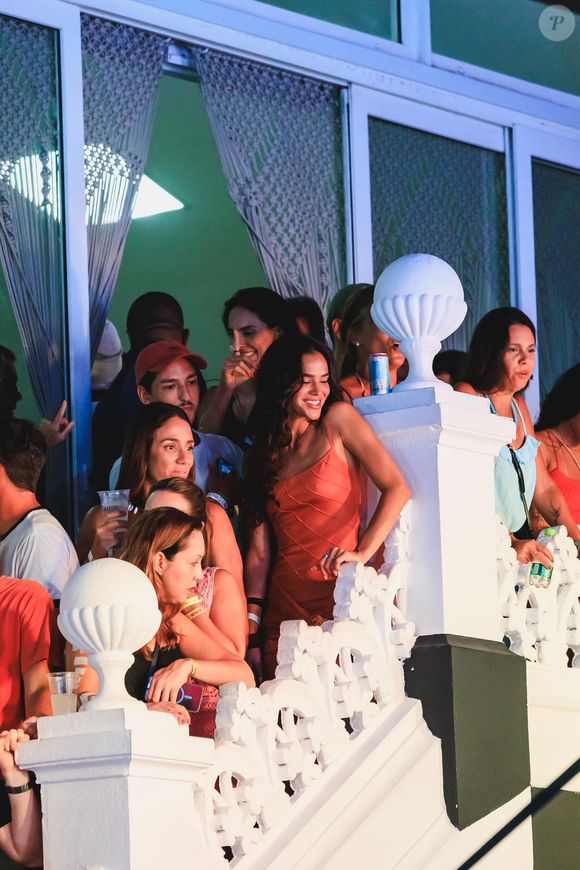 Bruna Marquezine mostrou que sua passagem por Salvador foi muito mais do que lazer ao marcar presença no tradicional Ensaio da Timbalada, no Candyall Guetho Square, no último domingo (18).