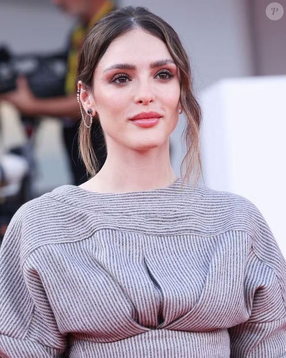 Isabelle Drummond escolheu um brinco elegante e maquiagem básica para prestigiar o festival