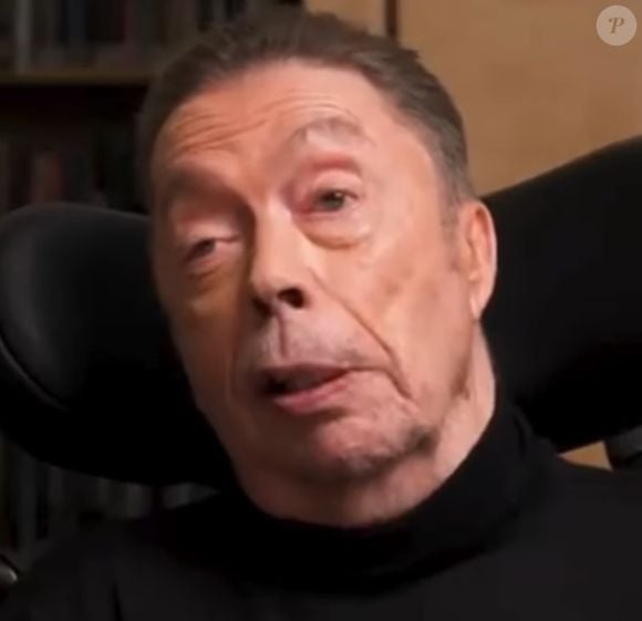 Morte de Tim Curry, de 'Esqueceram de Mim 2': ator convivia com sequelas e precisou de espécie de capacete após cirurgia na cabeça