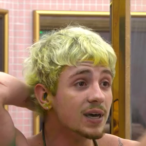 “Esse cabelo precisa ser comentado”: web reage à transformação capilar no reality do namorado da cantora Marina Sena, Juliano Floss