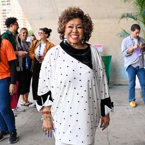Alcione no Rio2C, a icônica Marrom mostra como transpor a sobriedade do corpcore para o seu DNA maximalista e sofisticado. Em vez da alfaiataria rígida tradicional, Alcione aposta em um conjunto fluido monocromático off-white, com uma reinterpretação tridimensional do clássico poá