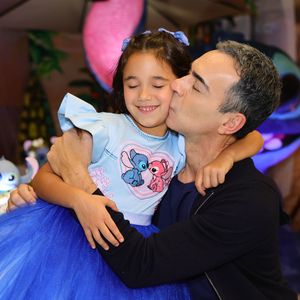 César Tralli foi só carinho com a filha em festa