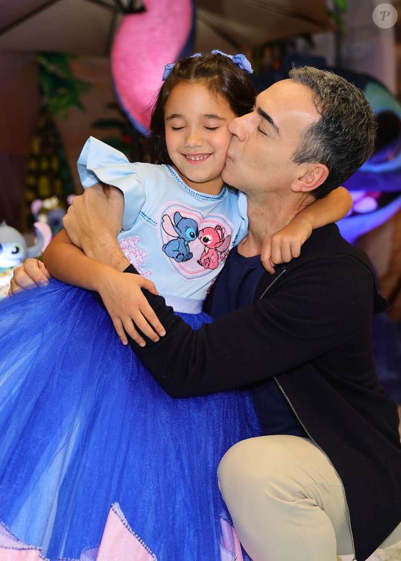 César Tralli foi só carinho com a filha em festa