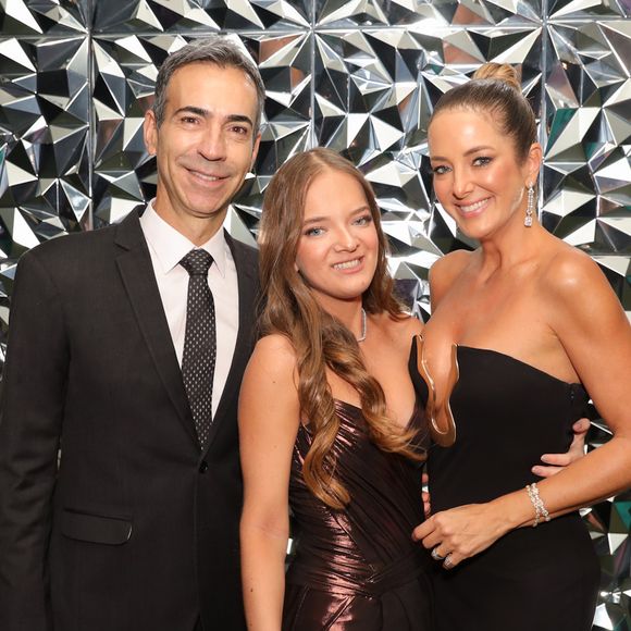 Rafaella Justus ao lado da mãe, Ticiane Pinheiro, e de César Tralli.