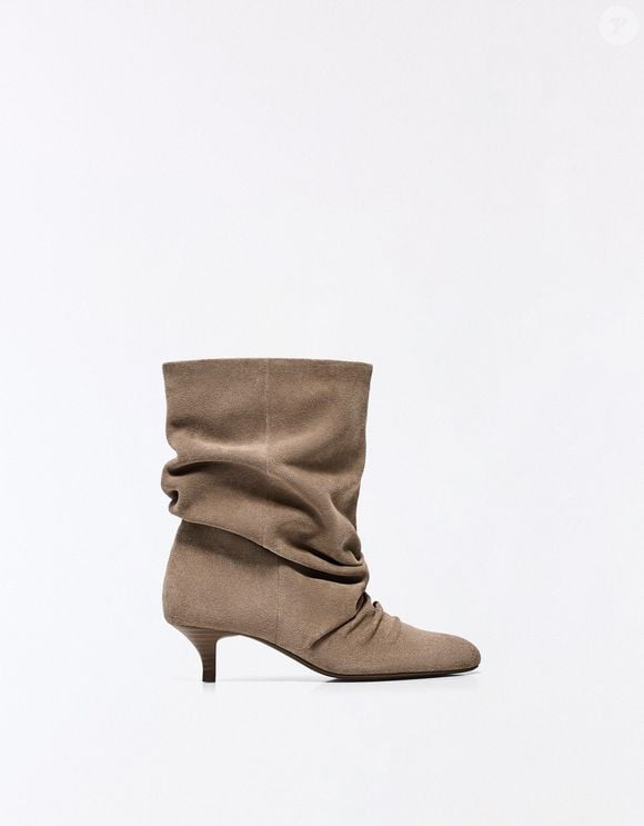 A bota de salto em couro da Bershka aposta em salto de 5 cm, tecnologia airfit e design versátil para acompanhar diferentes produções de inverno