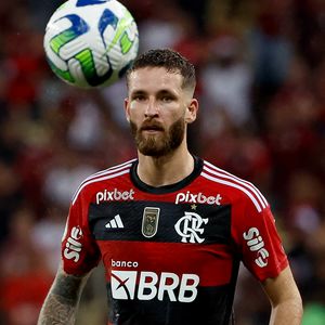 Léo Pereira também mudou seu visual, deixando a barba mais preenchida um cabelo curto