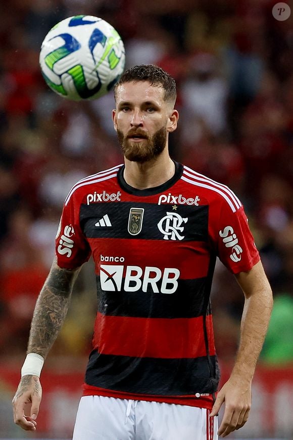 Léo Pereira também mudou seu visual, deixando a barba mais preenchida um cabelo curto