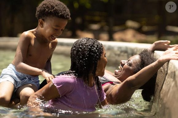 Ao invés de deixar claro o sofrimento, ela finge que tudo aquilo era uma aventura para que os filhos não percebam o mundo real