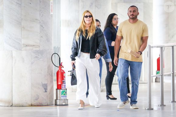 Virgínia Fonseca surgiu com uma jaqueta de couro preta de modelagem ampla, peça que garante personalidade ao look e cria um contraste moderno com o restante da produção