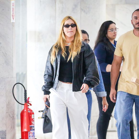 Virgínia Fonseca surgiu com uma jaqueta de couro preta de modelagem ampla, peça que garante personalidade ao look e cria um contraste moderno com o restante da produção