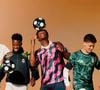 Vini Jr. e Jude Bellingham estão entre os jogadores mais bem pagos do Real Madrid e aparecem no contexto da colaboração entre Adidas, Real Madrid e Farm Rio. A coleção une a tradição do futebol espanhol à identidade colorida e tropical da marca carioca, com estampas inspiradas na natureza e na criatividade brasileira