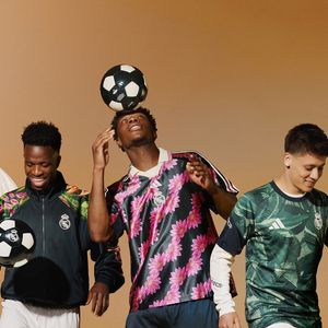 Vini Jr. e Jude Bellingham estão entre os jogadores mais bem pagos do Real Madrid e aparecem no contexto da colaboração entre Adidas, Real Madrid e Farm Rio. A coleção une a tradição do futebol espanhol à identidade colorida e tropical da marca carioca, com estampas inspiradas na natureza e na criatividade brasileira