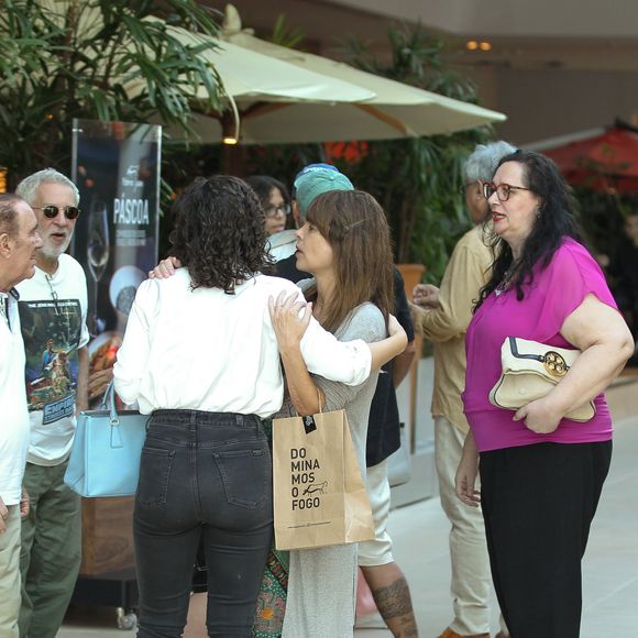 Renato Aragão reuniu parte da família em almoço pré-Páscoa, mas ausência de Juliana Aragão foi notada pela web