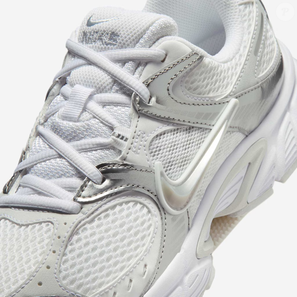 O sucesso do Nike V5 Run mostra que os tênis esportivos continuam em alta, mas agora aparecem com uma estética mais refinada e futurista. O modelo da Nike já é apontado como um dos pares mais sofisticados da temporada outono/inverno; preço de R$ 649,99 no site da Netshoes