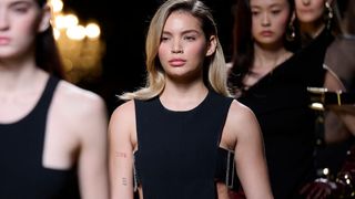 Mulher de Endrick, Gabriely Miranda desfila na Semana de Moda de Madrid e divide a web: 'zero padrão de modelo'