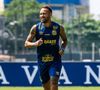 Neymar postou imagens nos stories correndo pelo gramado, com a frase 'A Felicidade incomoda demais'.