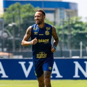 Neymar postou imagens nos stories correndo pelo gramado, com a frase 'A Felicidade incomoda demais'.