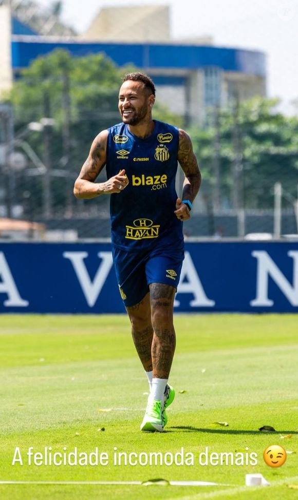Neymar postou imagens nos stories correndo pelo gramado, com a frase 'A Felicidade incomoda demais'.