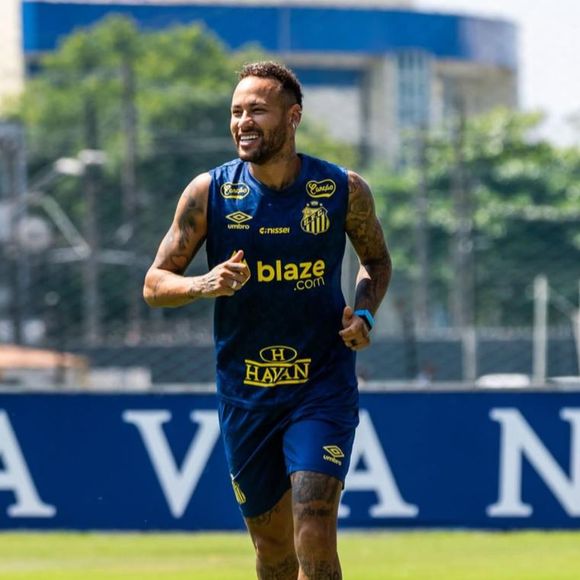 Neymar postou imagens nos stories correndo pelo gramado, com a frase 'A Felicidade incomoda demais'.