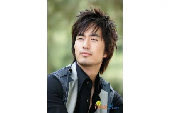 O primeiro dorama de Lee Jin-wook, muito conhecido pelo público, foi 'Resurrection', em 2005. A foto é de 'Smile Again', de 2006