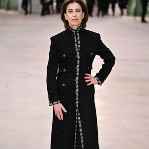 Fernanda Torres elegeu em um sobretudo abotoado da coleção Métiers d'Art 2025, desfilada em dezembro do ano passado