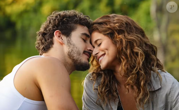 João Raul (Filipe Bragança) e Agrado (Isadora Garcia) na novela 'Coração Acelerado', da Globo, são outro casal que também fizeram cenas românticas, com olhares profundos um com o outro.