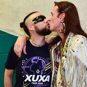 Lindos! Dudu Bertholi deu um beijão no marido no segundo dia de show da Xuxa