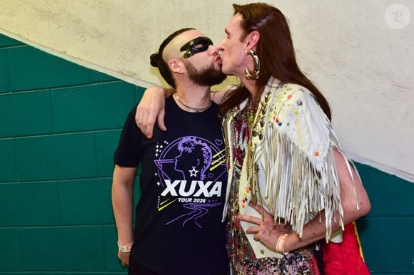 Lindos! Dudu Bertholi deu um beijão no marido no segundo dia de show da Xuxa