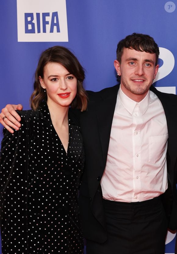 A escritora irlandesa Sally Rooney declarou estar preparada para lidar com as consequências de suas posições políticas. Em comunicado recente ao The Guardian, reproduzido pela Rolling Stone Brasil, a autora afirmou: 'Fiz todo o possível para ser honesta com o público sobre minhas crenças e intenções'. Ela também confirmou que a decisão da editora Faber de interromper a distribuição de seus livros no Reino Unido foi tomada com seu consentimento