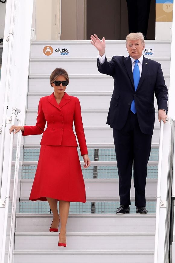 Para viagem a Paris em 2017, Melania Trump usou look vermelho