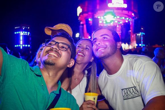 Marcelo Sangalo posou para muitas fotos com fãs da mãe famosa