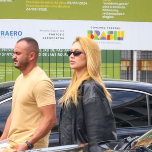 O toque final ficou por conta dos óculos de sol estreitos, que adicionam uma pegada fashionista sem esforço.