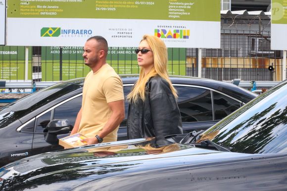 O toque final ficou por conta dos óculos de sol estreitos, que adicionam uma pegada fashionista sem esforço.