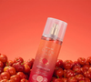O Boticário apostou na acerola para criar uma fragrância que combina notas frutais cítricas, cremosidade floral e fundo de musk e sândalo. O Body Splash Cuide-se Bem Acerola e Vai custa R$ 94,90 e pode ser combinado com a loção hidratante da coleção para intensificar a perfumação
