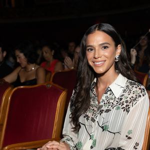 O perfil 'BMarquezine Closet', no Instagram, divulgou o valor das peças usadas por Bruna Marquezine na pré-estreia do filme 'Vitória'.
