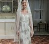 Novela 'Garota do Momento': Celeste (Débora Ozório) usa um vestido de noiva delicado, com bordados e brilhos delicados.