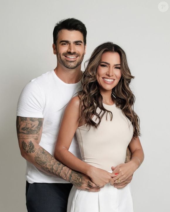 Adriana Sant’Anna e Rodrigão, ex-participantes do BBB 11, estão envolvidos em uma disputa judicial que inclui o bloqueio de R$ 367,7 mil em contas bancárias da influenciadora