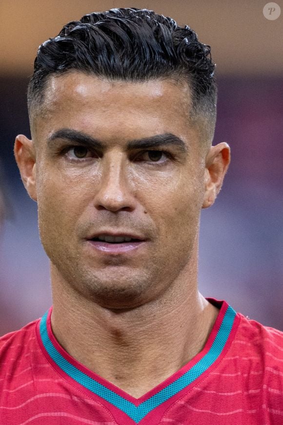 Aos 41 anos, Cristiano Ronaldo radicalizou o visual e surgiu ruivo em nova foto publicada nas redes sociais após oficializar o casamento com Georgina Rodríguez