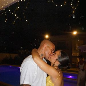 Mel Maia troca beijos com o namorado lutador na virada do ano