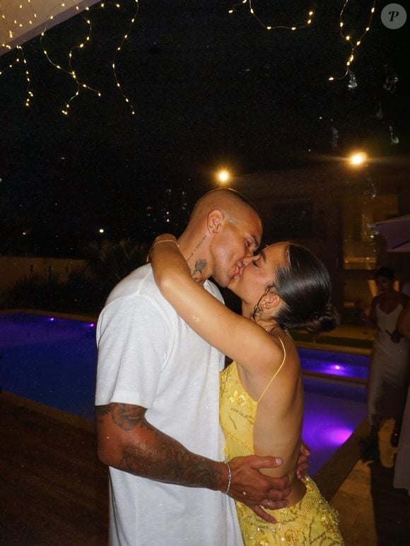 Mel Maia troca beijos com o namorado lutador na virada do ano