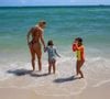 Virgínia foi à praia com os filhos em Miami