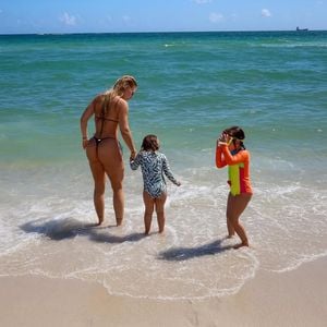 Virgínia foi à praia com os filhos em Miami