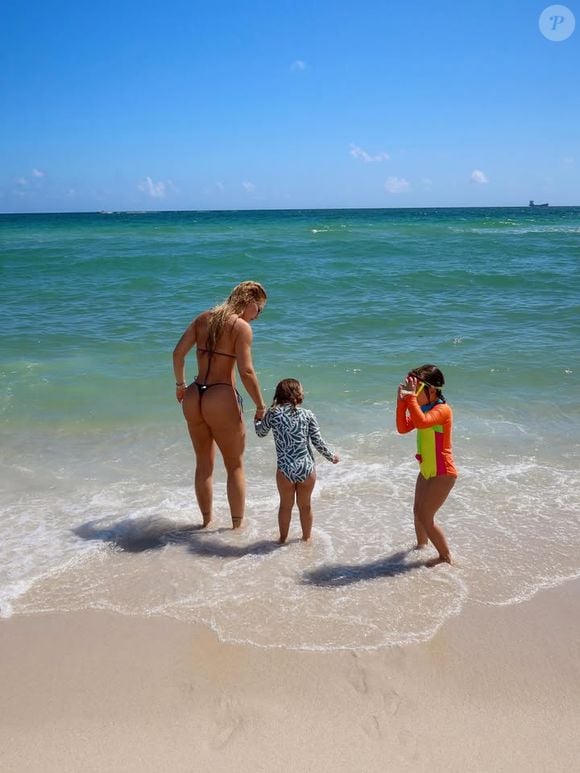 Virgínia foi à praia com os filhos em Miami