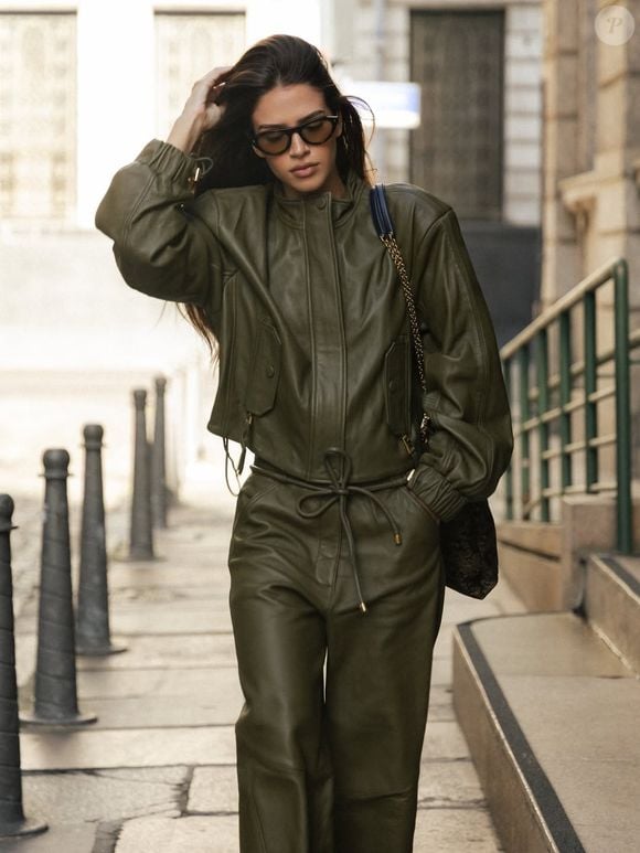 O verde-oliva também cai muito bem em roupas de couro, trazendo um ar moderno ao tecido