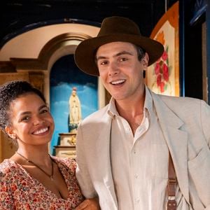 Sergio Guizé e Jennifer Nascimento formam o casal Candinho e Dita em 'Êta Mundo Melhor'