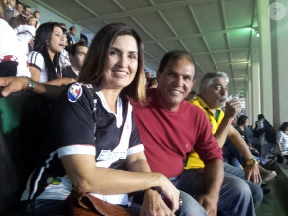 A Kenner desenvolveu a sandália inspirada no Vasco da Gama, time de coração da apresentadora Fátima Bernardes, para acompanhar diferentes momentos, desde os dias de jogo até passeios e atividades cotidianas, reunindo identidade vascaína, praticidade e conforto