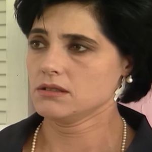 Díná (Christiane Torloni) sofre quando Téo (Mauricio Mattar) não aceita assinar o divórcio